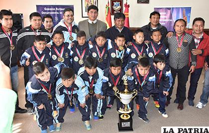 El combinado orureño de futsal Sub-10, junto al gobernador Víctor Hugo Vásquez