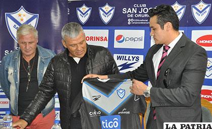 ?scar Ayala, del Comité Técnico de San José, da la bienvenida a Néstor Clausen