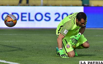 Claudio Bravo, portero de la selección chilena de fútbol /APG