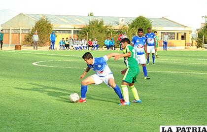 Everth Fernández, de Escara, con el dominio del balón ante la marca de su rival