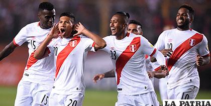 La celebración de los peruanos por el triunfo ante Ecuador en Quito