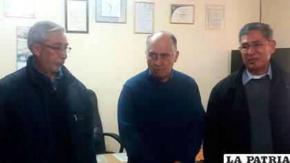 José Pimentel (centro) tomó juramento a Guillermo Dalence (izq.) como nuevo gerente de EMH /COMIBOL