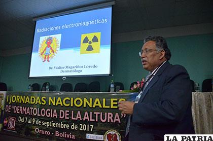 Walter Magariñoz, dermatólogo de La Paz, fue el primer expositor en la actividad