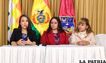 Karina Madueño (izq.) en conferencia de prensa explicó el objetivo del taller