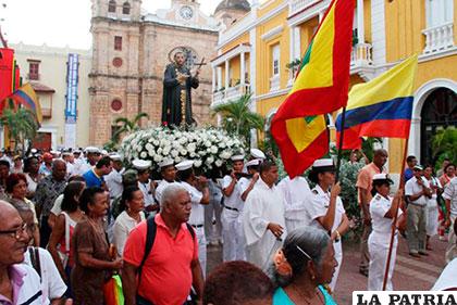 Vista de la imagen de San Pedro Claver, durante una procesión que recorrió las calles del centro histórico de Cartagena