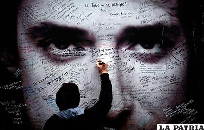 Durante el tiempo que estuvo internado Gustavo Cerati, miles de admiradores le dejaban mensajes en un mural ubicado enfrente de la clínica en Buenos Aires