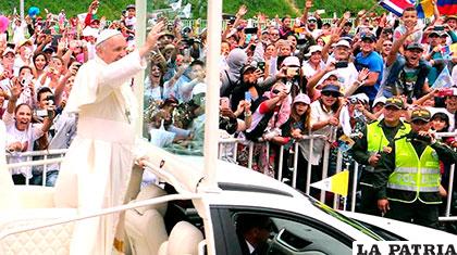 Feligreses saludan al Papa a su llegada al aeropuerto Enrique Olaya Herrera en la ciudad de Medellín /lostiempos.com