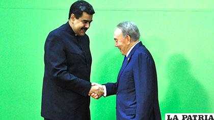 El presidente de Kazajistán, Nursultán Nazarbáyev (der.), da la bienvenida al presidente de Venezuela, Nicolás Maduro