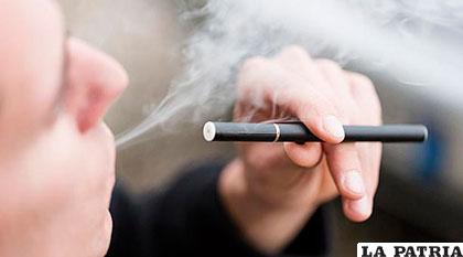 Autoridades de salud alertan sobre los peligros de cáncer para los fumadores