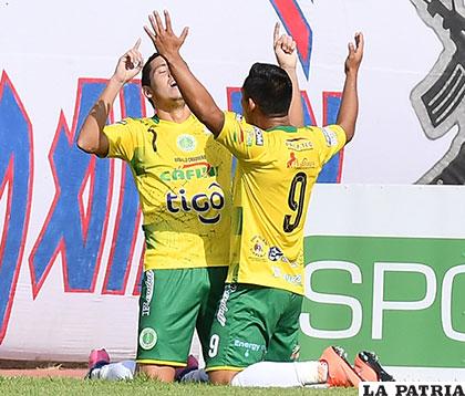 Luis Hurtado, autor del gol de Petrolero, festeja con Rodrigo Vargas /APG