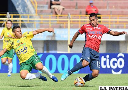 Cristhian Machado intenta dominar el balón ante la marca de Gerson García /APG