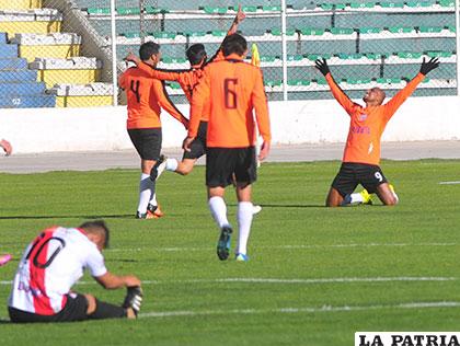Jefferson Tavares (9) hizo doblete para la victoria de Kala /APG