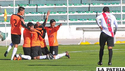 El cuadro de Deportivo Kala celebró el triunfo en el estadio paceño /APG