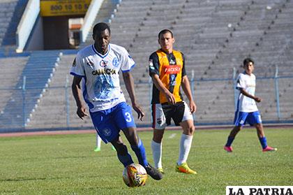 Stephan Loga Bouga con el dominio de la pelota, fue autor del gol de Escara
