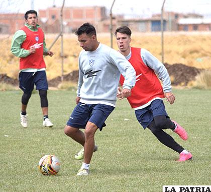 Mario Ovando domina el balón ante la marca de Javier Sanguinetti