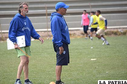 El estratega Néstor Clausen observa detenidamente el desplazamiento de sus dirigidos