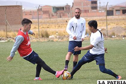 Javier Sanguinetti disputa el balón con Iván Vidaurre, ocurrió ayer en el entrenamiento