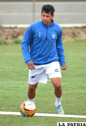Marcelo Gomes, jugador de San José, en su afán de tener el balón