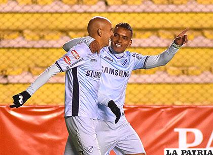 Marcos Riquelme y William Ferreira festejan el gol de Bolívar /APG