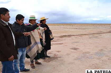 Comitiva de la Brigada Parlamentaria en la inspección al lago