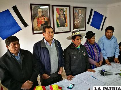 Los miembros del nuevo comité ejecutivo del MAS en Oruro al momento de ser presentados a sus bases
