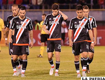 Los jugadores de River abandonan la cancha con el dolor de la derrota /APG