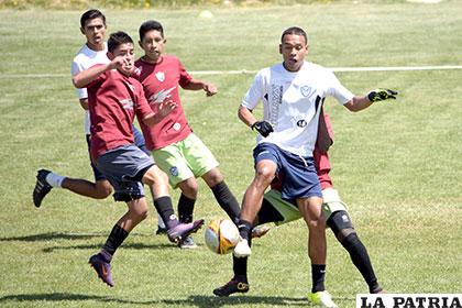 Reinoso en su intento de tener el balón
