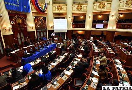 Ante la Asamblea Legislativa, Romero insiste que plan EuroChronos fue un éxito /APG