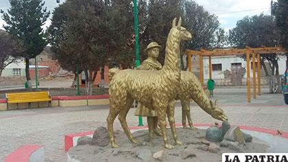 Monumento dedicado a los camélidos, ubicado en la plaza principal del municipio de Turco