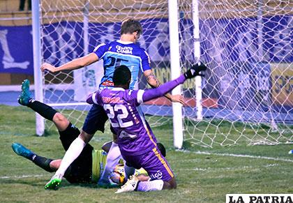 La acción del partido que terminó con la victoria realista 2-0 en la Villa Imperial