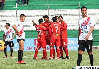 Festejan los integrantes de Guabirá por la goleada a Nacional Potosí /APG