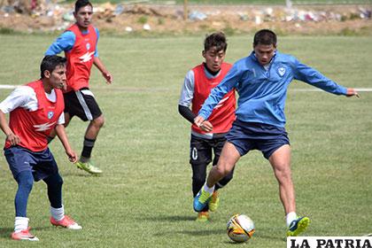 El equipo de la División Promocional cumplió una práctica futbolística con el equipo profesional