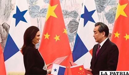 Canciller de China junto a la vicepresidenta y canciller de Panamá, Isabel Saint Malo de Alvarado