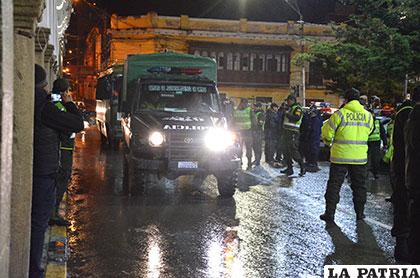 El desplazamiento de las unidades policiales fue en lluvia