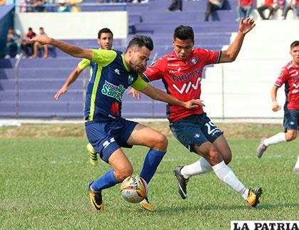 Edivaldo Rojas domina el balón ante la marca de Shelton Cordero /APG