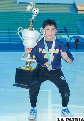 Aldo Falcao Saavedra Medina, con el trofeo de campeón
