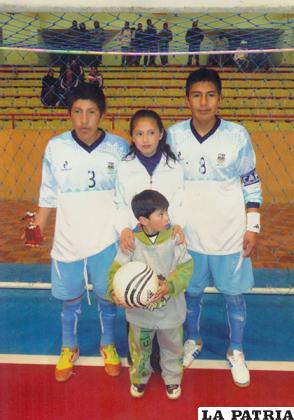Junto a Edson Copa, Cielo 
Saavedra y Erwin Saavedra