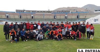 Los deportistas de los cuatro clubes al final del torneo que se desarrolló en Oruro