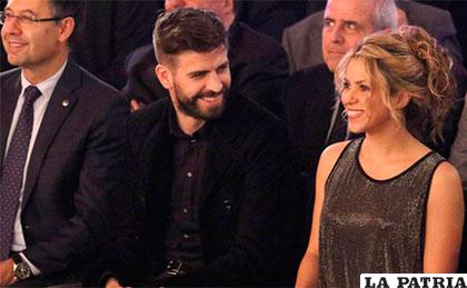 Pique junto a Shakira en una de sus tantas fotos /El País