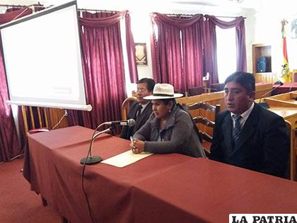 Presentación de la página web del Concejo Municipal por miembros de la directiva