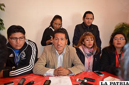 Miembros de la Junta de Distrito en conferencia de prensa donde anunciaron el aporte voluntario