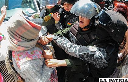 Fotografías y videos evidencian abuso de efectivos contra protestantes de Achacachi /APG