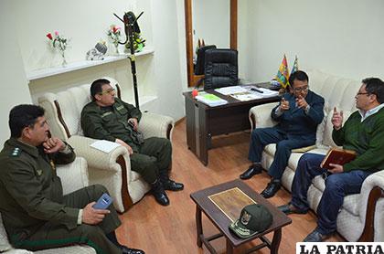 La reunión durante la visita protocolar que se realizó en el Comando de Policía