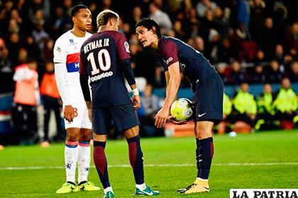 El momento de la discusión de Neymar y Cavani por ejecutar el penal