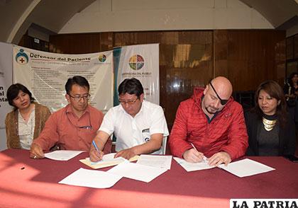 Representante del Sedes Oruro y de la Defensoría del Pueblo firmaron el convenio