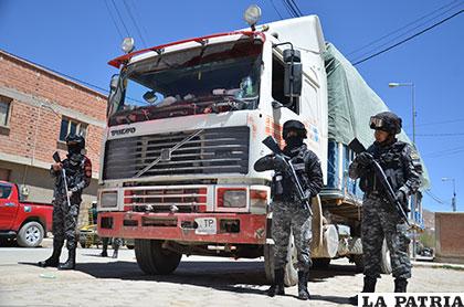 El camión de contrabando es escoltado por personal de la UTOP