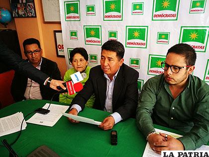 Los miembros del Comité Ejecutivo de los Demócratas de Oruro en la conferencia de prensa