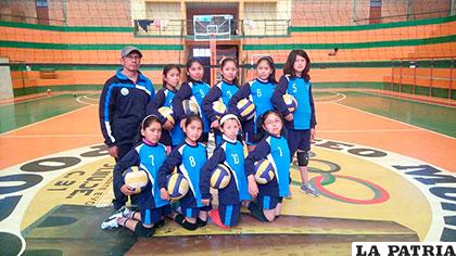 El equipo de voleibol de Poopó que logró clasificar a la tercera fase de los Juegos Estudiantiles Plurinacionales