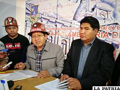 Los jefes de bancada a nivel nacional y de Oruro del MAS en conferencia de prensa