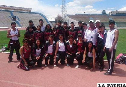 El equipo de atletismo del colegio Carmen Guzmán de Mier